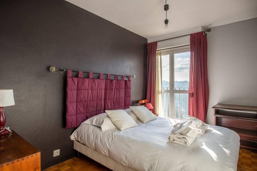 une chambre avec un grand lit avec une fenêtre dans l'établissement Ivry - Family apartment at the Gates of Paris, à Ivry-sur-Seine