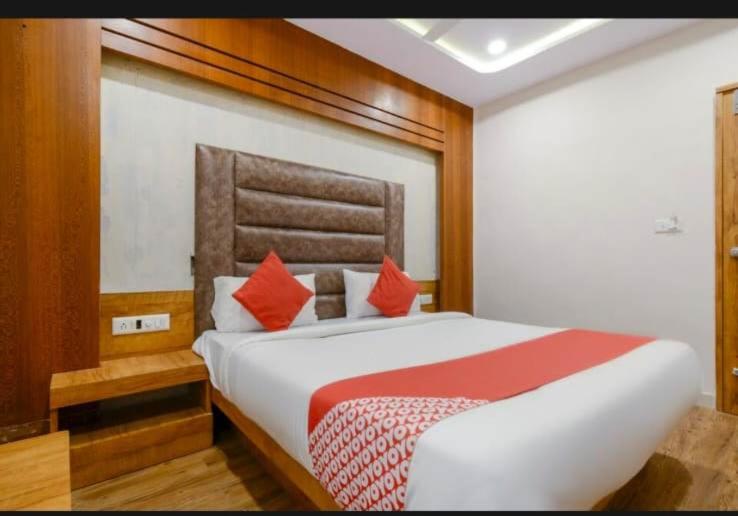 Postel nebo postele na pokoji v ubytování HOTEL SAFARI INN