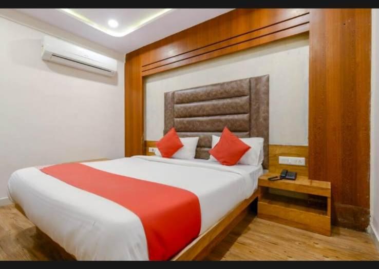 Postel nebo postele na pokoji v ubytování HOTEL SAFARI INN