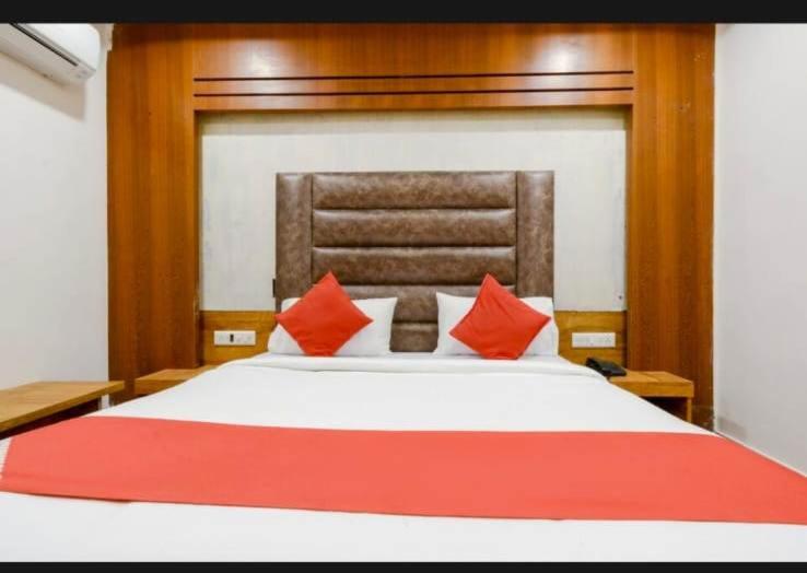Postel nebo postele na pokoji v ubytování HOTEL SAFARI INN