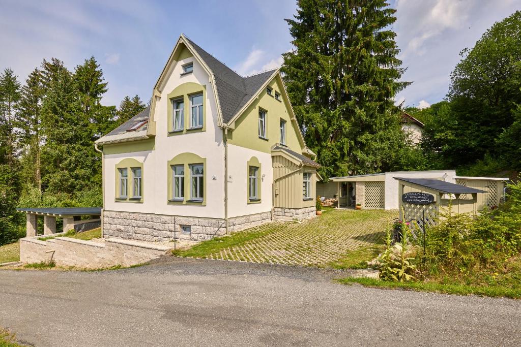 una casa gialla e bianca con vialetto di Chalupa v Jizerkach a Albrechtice v Jizerských horách