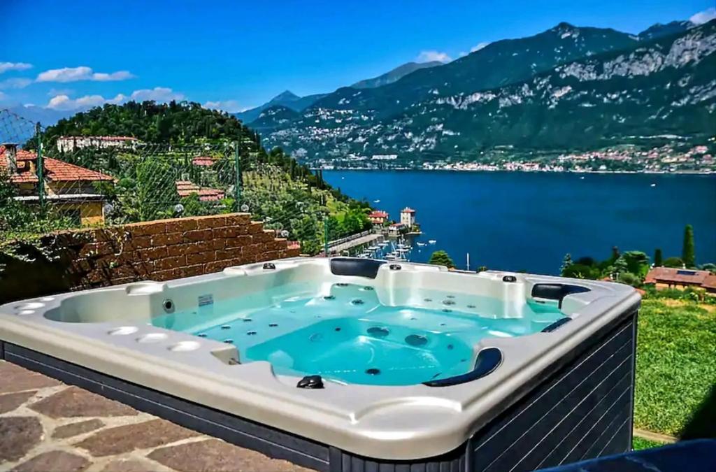 een hot tub bovenop een gebouw bij Casa Marina Bellagio private garden in Bellagio