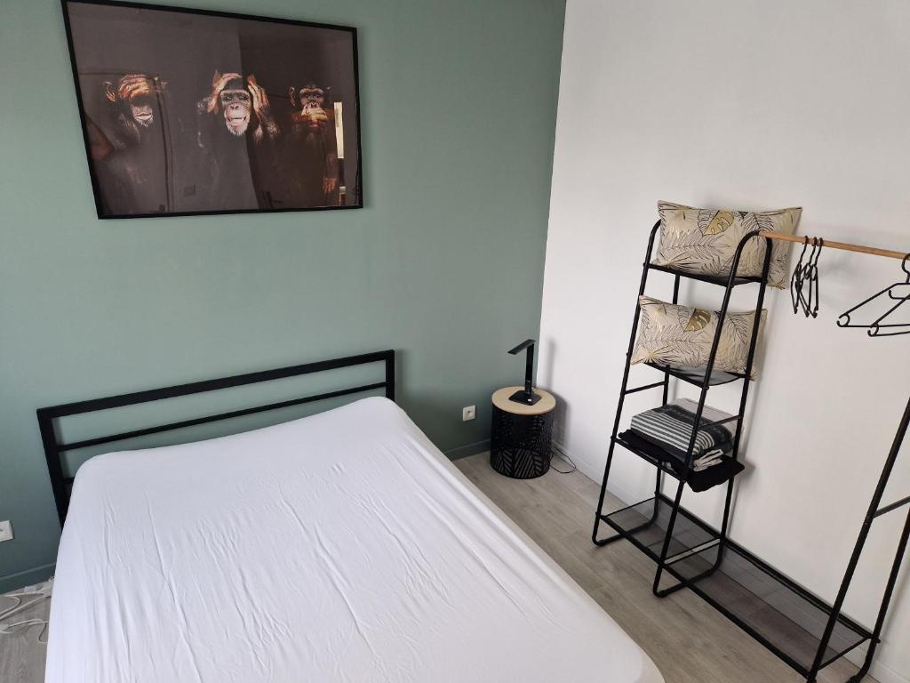 een slaapkamer met een bed en een tv aan de muur bij Chambre in Sulniac