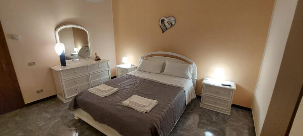 ザッフェラーナ・エトネーアにあるLa maison de Maryの小さなベッドルーム(ベッド1台、鏡付)
