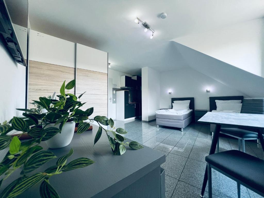 ein Wohnzimmer mit einem Sofa und einem Tisch mit Pflanzen in der Unterkunft Lipp Apartments in Köln