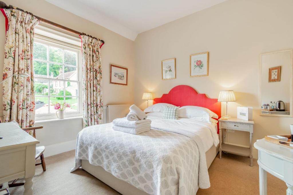 een slaapkamer met een groot bed en een raam bij Tiger Inn - Catherine in Eastbourne