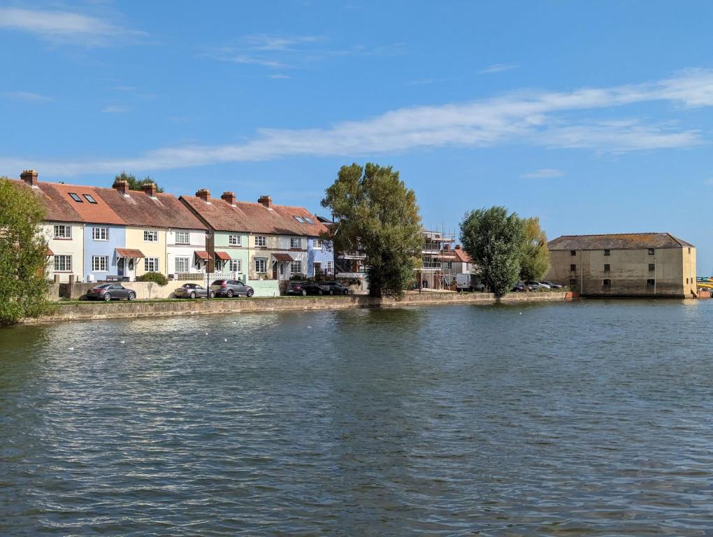 a large body of water with houses and buildings at Grace Cottage - Emsworth in Emsworth