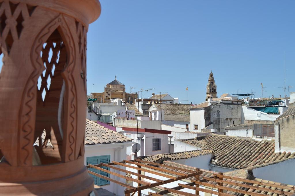 vistas a la ciudad desde el techo de un edificio en Apartamentos El Aljibe Relax Tourist Cordoba, en Córdoba
