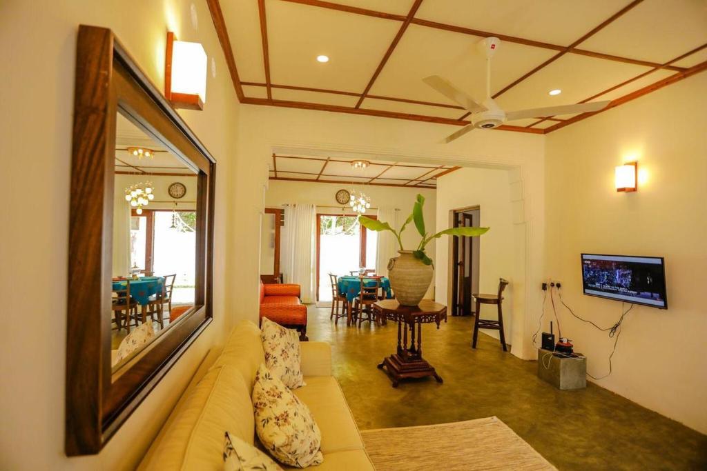 康提的住宿－Bopegedara Comfort Villa - Kandy，带沙发的客厅和用餐室