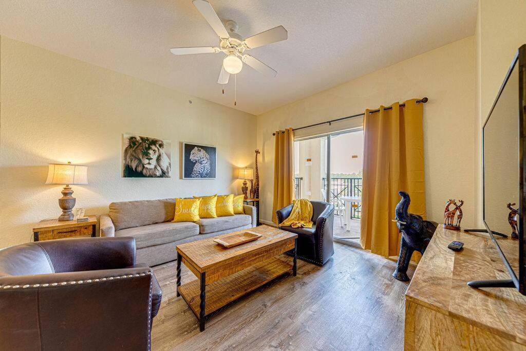 uma sala de estar com um sofá e uma mesa em Exquisite 3 Bdr Condo Minutes to Disney em Orlando