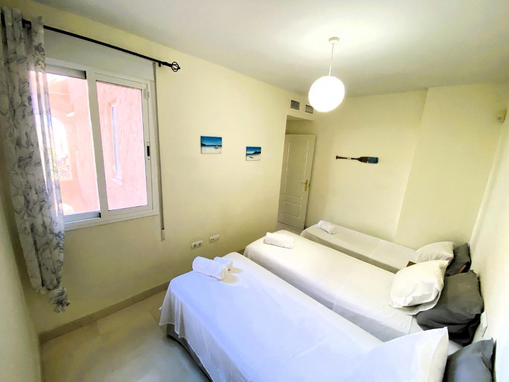 Łóżko lub łóżka w pokoju w obiekcie Mojacar terrazas del Golf
