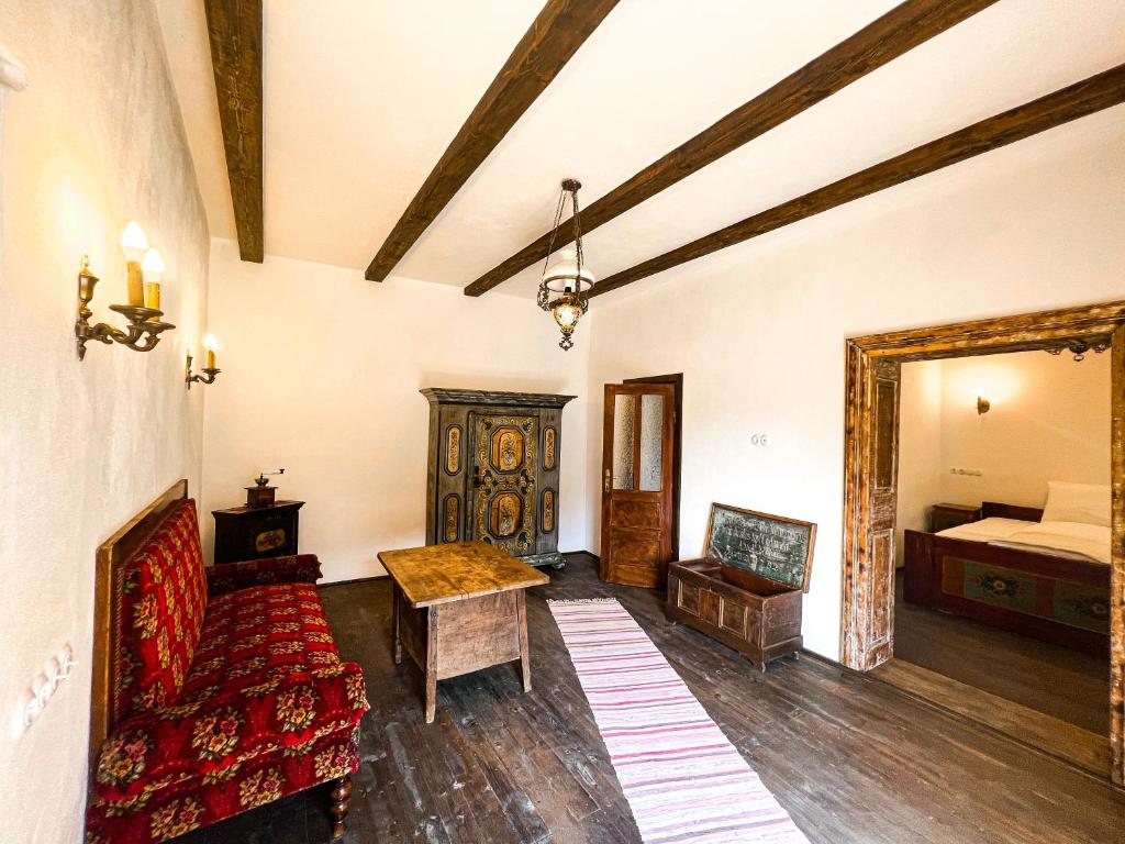 Postel nebo postele na pokoji v ubytování Castle View Saschiz - Traditional Guesthouse