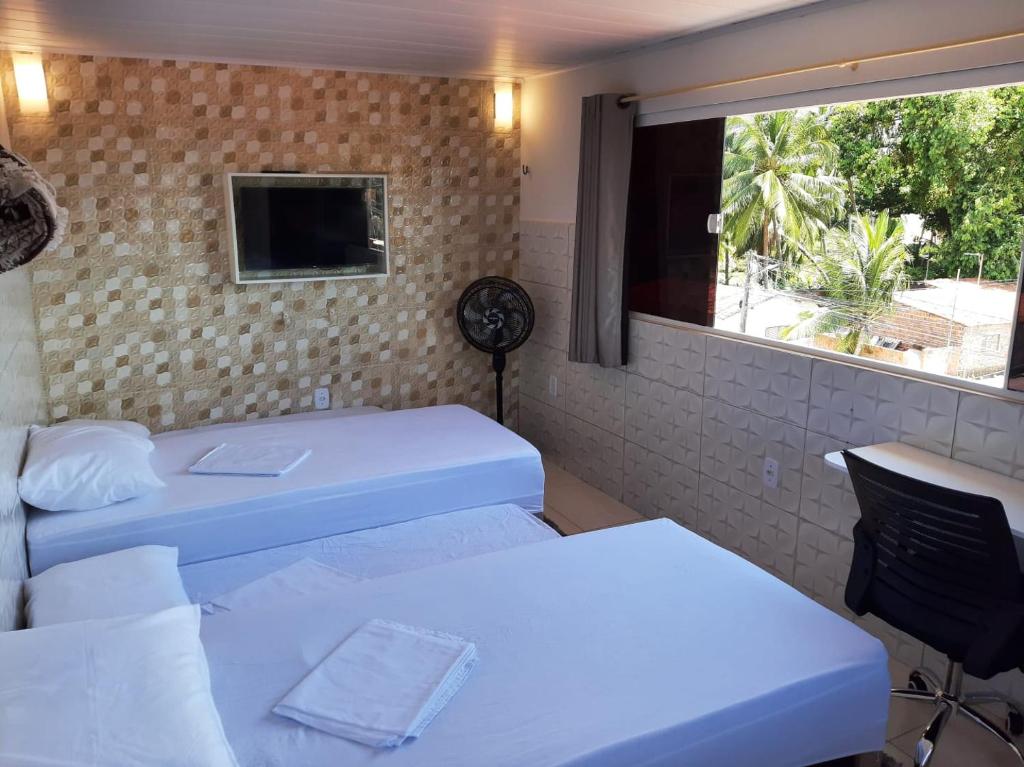 Pokój z 2 łóżkami i oknem w obiekcie Mar & Sol Residence-Praia da Penha w mieście João Pessoa