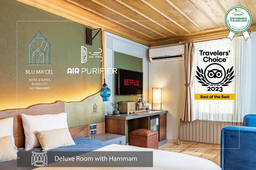 um quarto de hotel com uma cama e uma secretária em Blu Macel Hotel & Suites -Old City Sultanahmet em Istambul