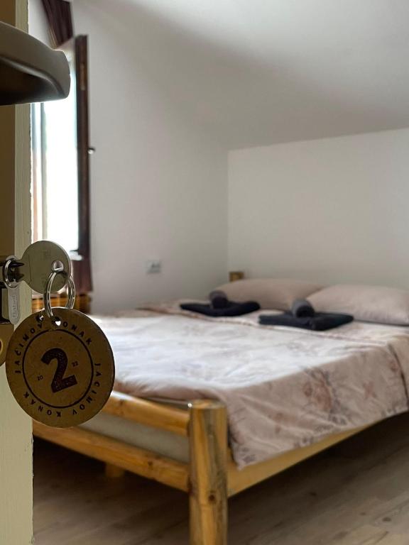 Postel nebo postele na pokoji v ubytování Jaćimov Konak