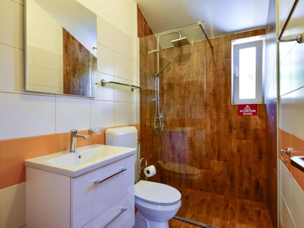 Kúpeľňa v ubytovaní Apartment Sani-4 by Interhome