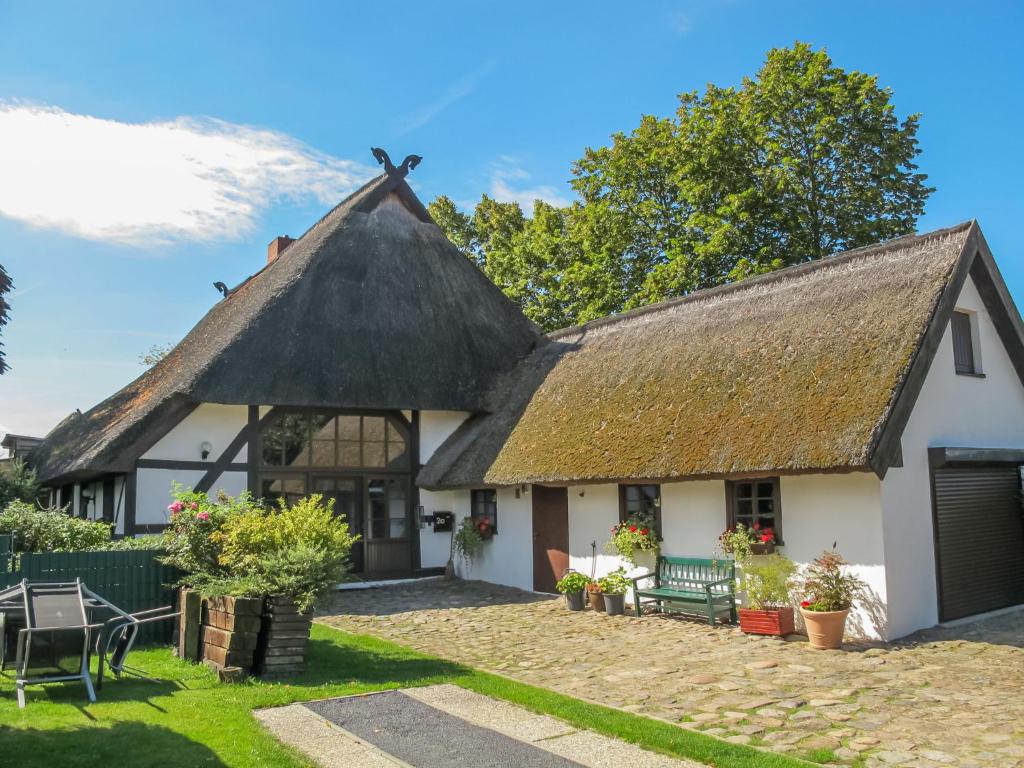 an old cottage with a thatched roof at Apartment Mahlke by Interhome in Klein Belitz
