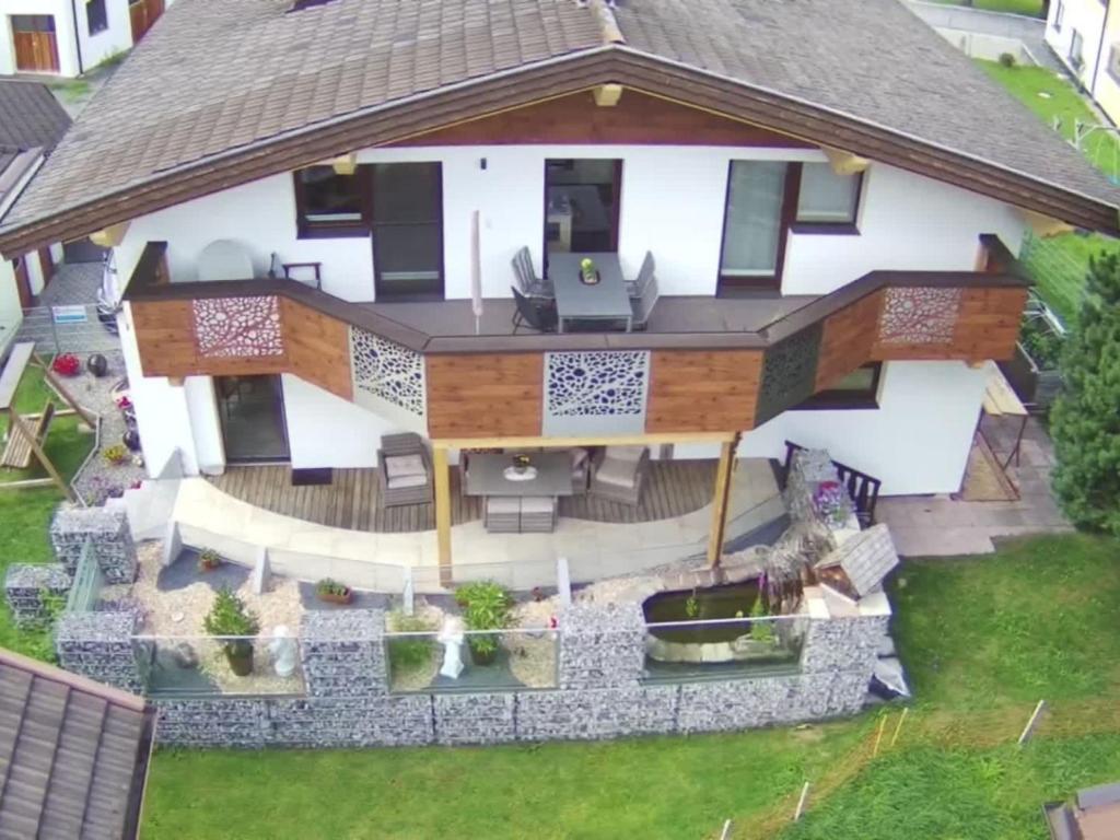 una vista aérea de una casa con terraza en Apartment Margret by Interhome, en Längenfeld