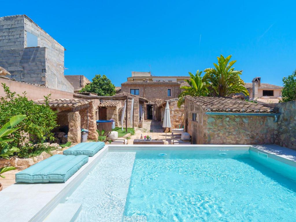 una piscina frente a una casa en Holiday Home Cas padri by Interhome, en Vilafranca de Bonany