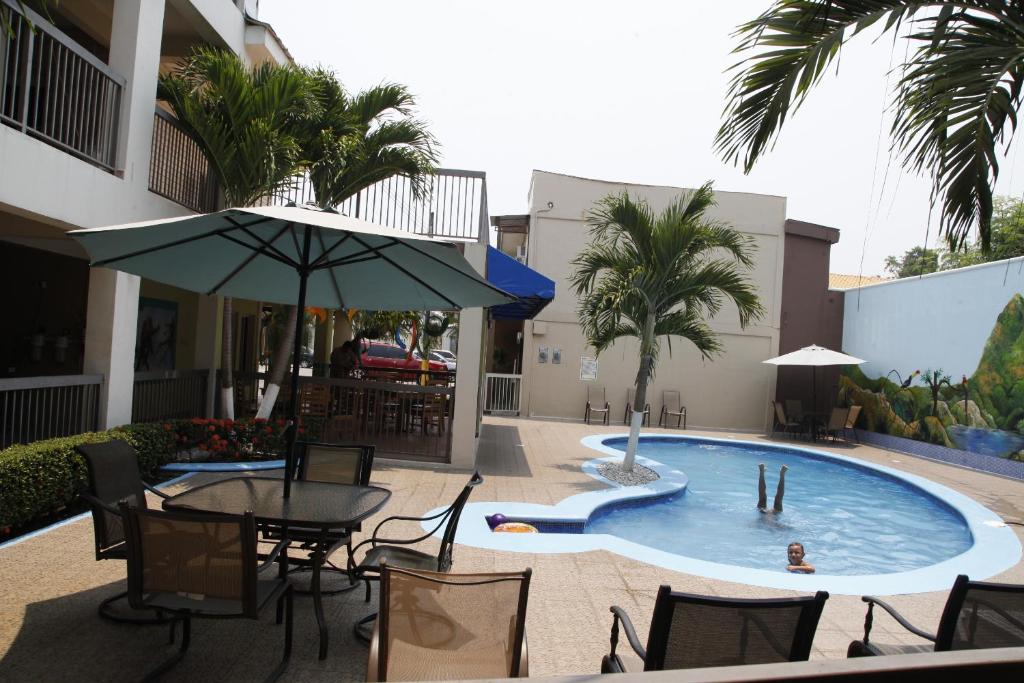 בריכת השחייה שנמצאת ב-Apart Hotel Pico Bonito או באזור