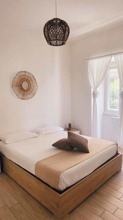 1 dormitorio con 1 cama grande frente a una ventana en MARÈ Terracina Apartments, en Terracina