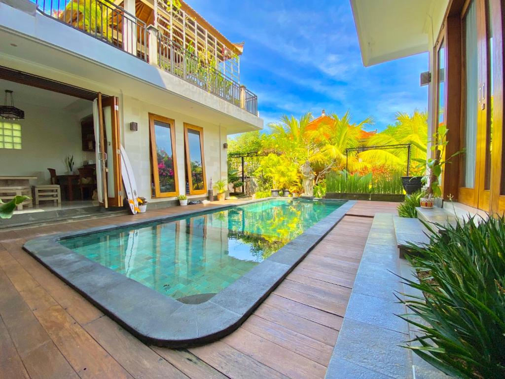 una piscina nel cortile di una casa di Mandox Villa Bali a Nusa Dua