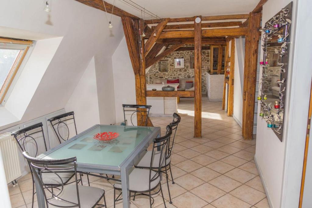 une cuisine et une salle à manger avec une table et des chaises dans l'établissement charmant appartement alsacien, à Ribeauvillé