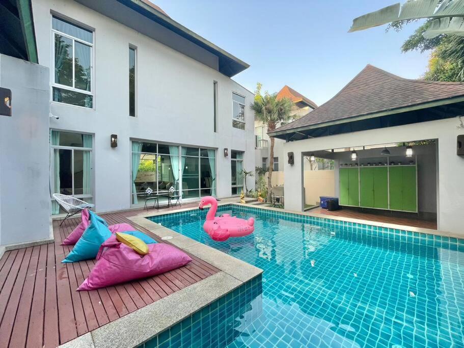 basen z różowymi nadmuchiwanymi flamingami w domu w obiekcie Pattaya private Jacuzzi Pool Villa Nearby BEACH w mieście Jomtien Beach