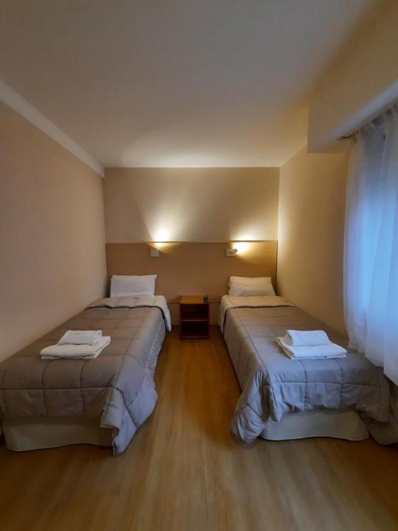 Habitación con 2 camas en una habitación en Hosteria Bello Horizonte en San Carlos de Bariloche