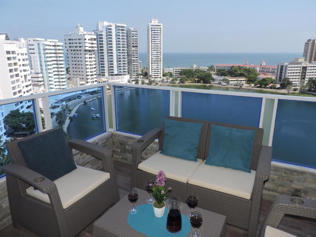 a balcony with two chairs and a table at Apartamento Mares de Cartagena in Cartagena de Indias