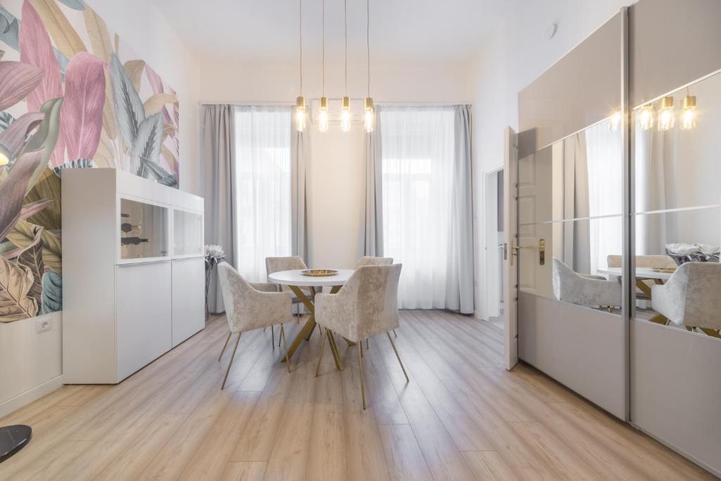 A kitchen or kitchenette at Souper Apartments Downtown-Király Street