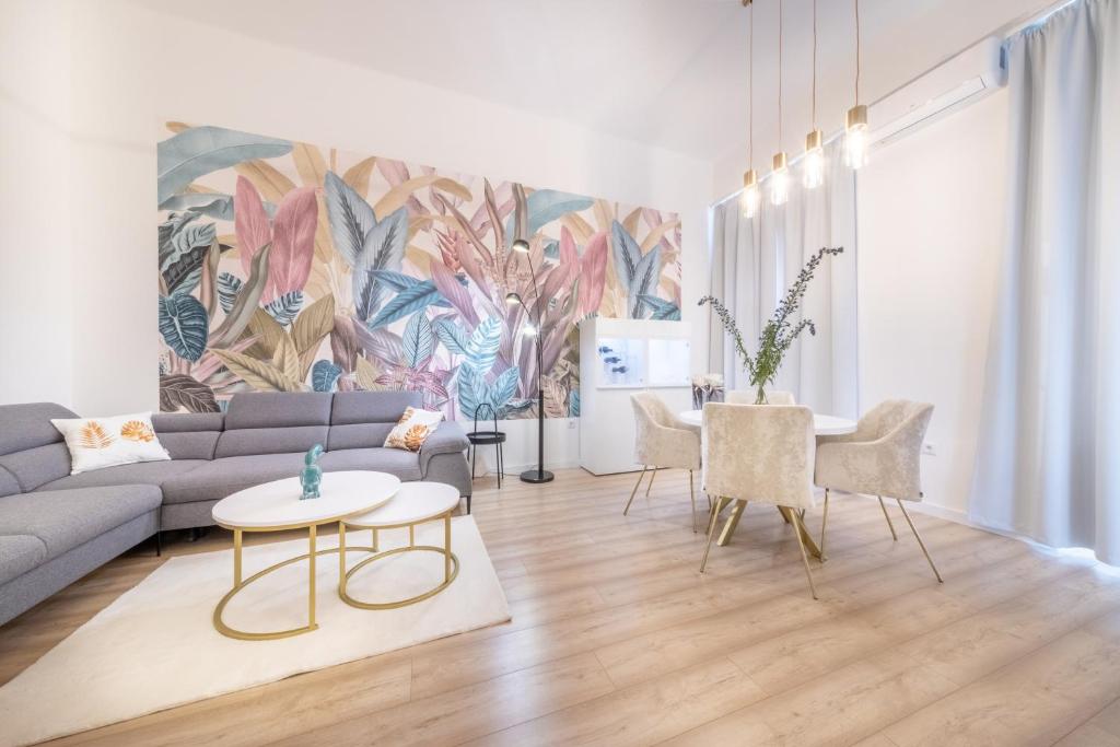 - un salon avec un canapé et une table dans l'établissement Souper Apartments Downtown-Király Street, à Budapest