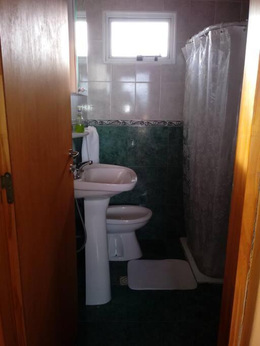 un bagno con lavandino, water e finestra di Cabaña Las Lavandas a Trevelin