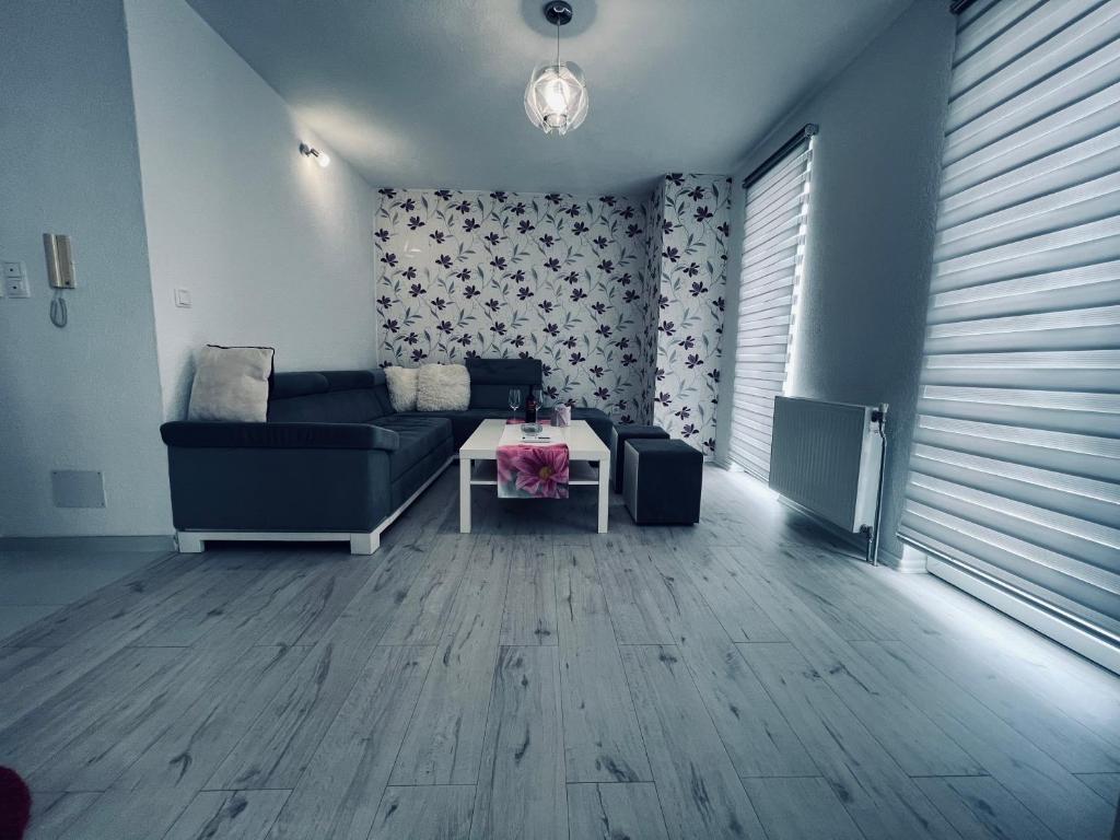 - un salon avec un canapé et une table dans l'établissement Stan 7, à Kiseljak