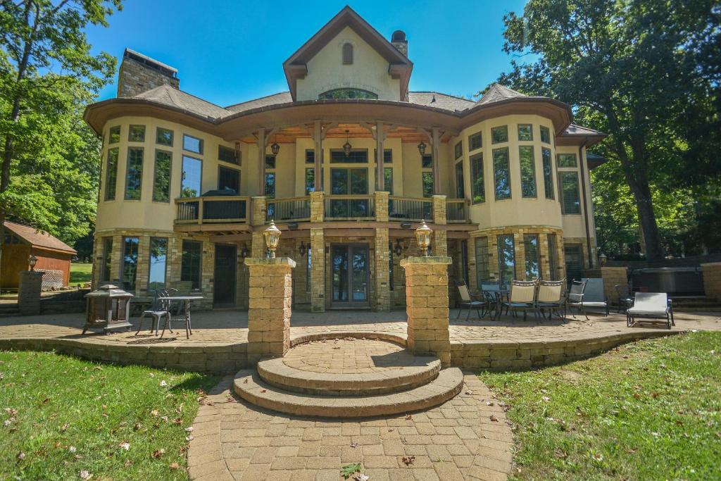 een groot huis met een patio ervoor bij Champagne Taste in Oakland