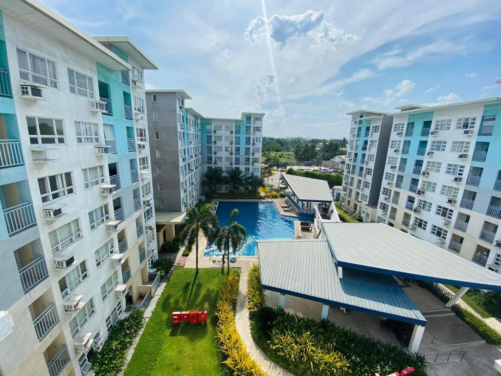 uma vista aérea dos edifícios de apartamentos e uma piscina em Seawind 2 bedroom comfort em Davao