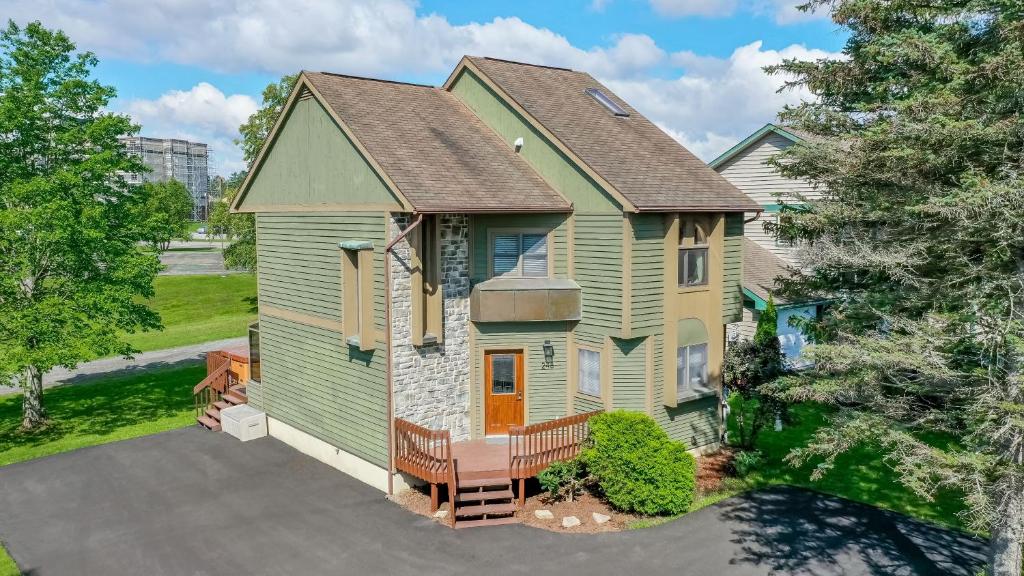 an overhead view of a house with a driveway at Slope Side in McHenry