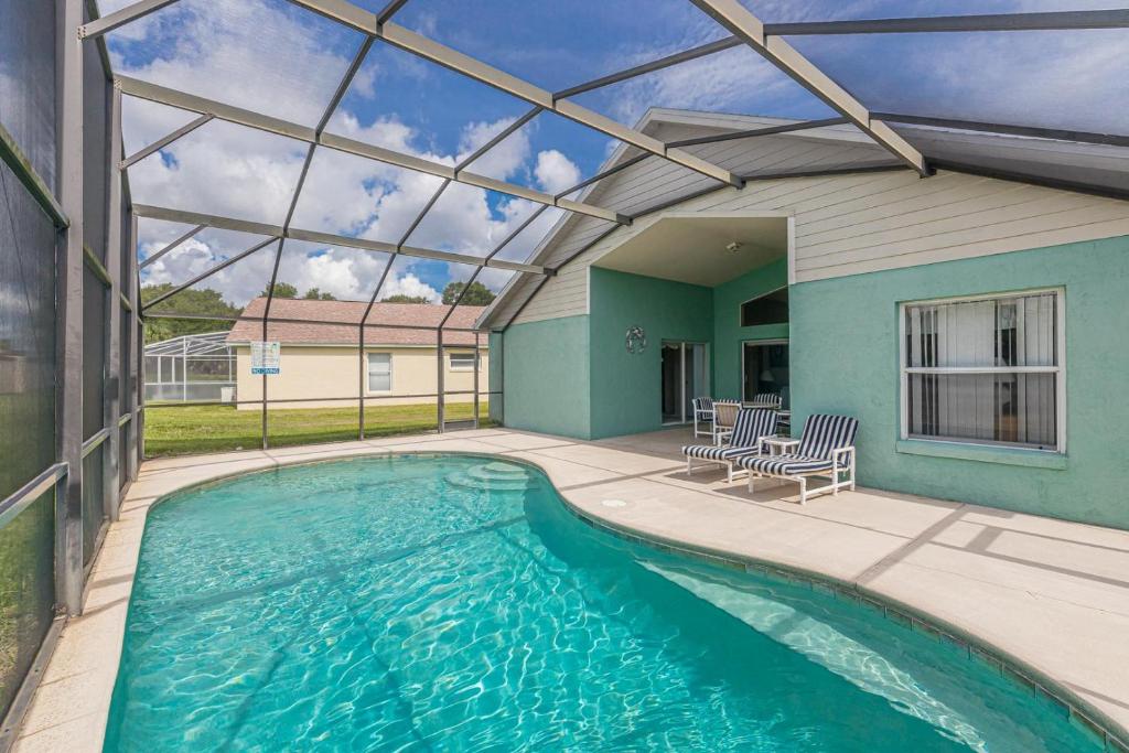 una piscina en una casa con techo de cristal en The Boat House, en Orlando