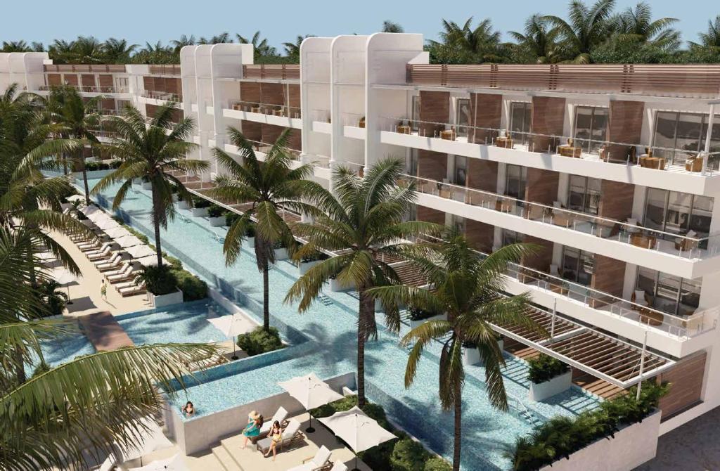 eine Luftansicht eines Hotels mit Pool und Palmen in der Unterkunft Princess Senses The Mangrove Resort - Adults Only in Green Island