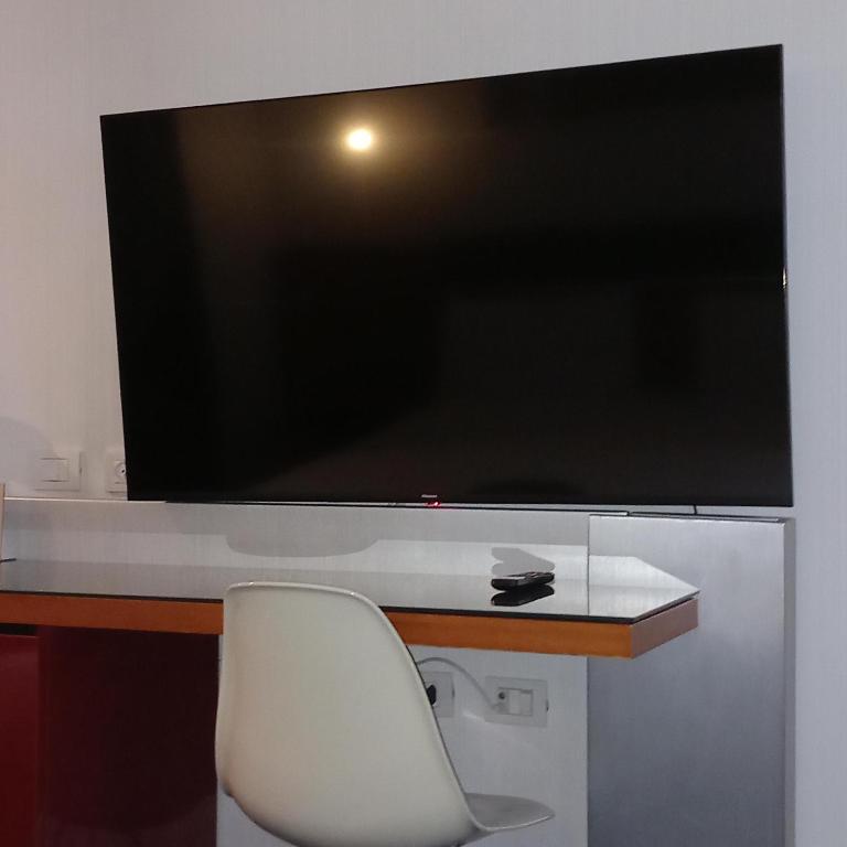 TV a/nebo společenská místnost v ubytování Novotel Roma Eur