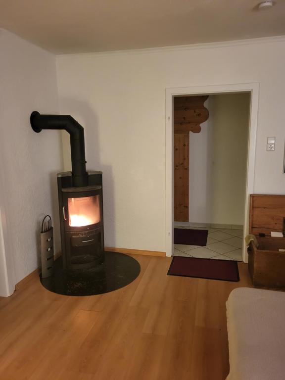 ein Wohnzimmer mit einem Holzofen im Zimmer in der Unterkunft Ferienwohnung Bohn in Kappel-Grafenhausen