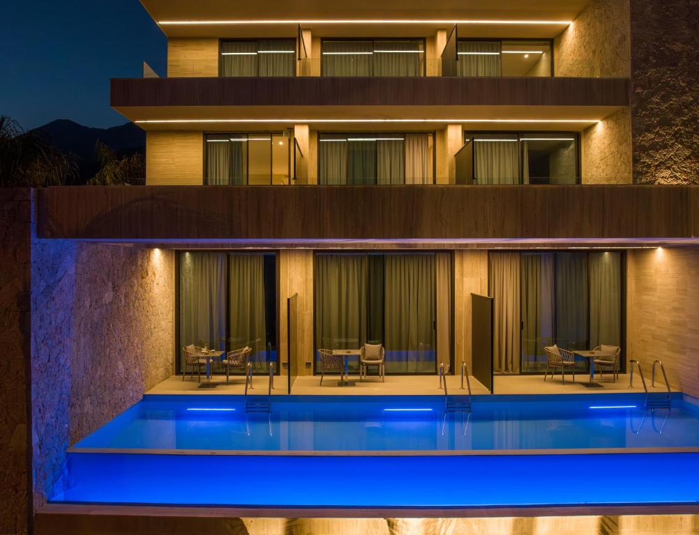 Bazén v ubytování BEYOND A Luxury Boutique Hotel nebo v jeho okolí