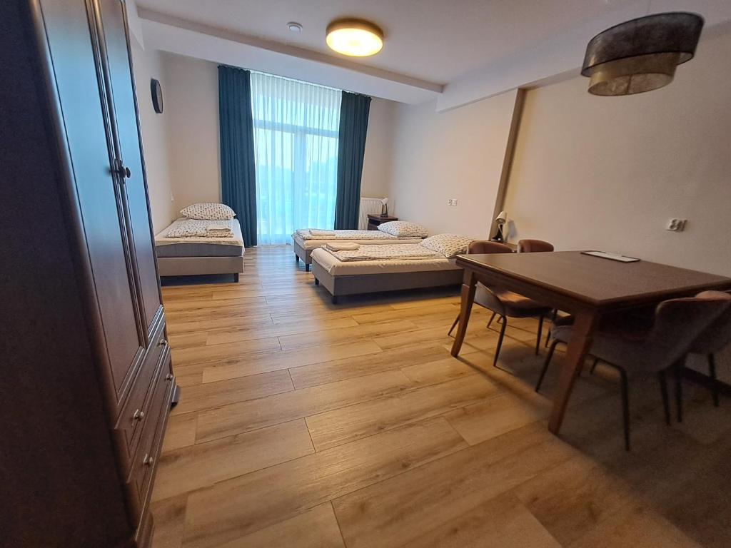 een woonkamer met een tafel en een bank bij Figaro Apartaments in Gdynia
