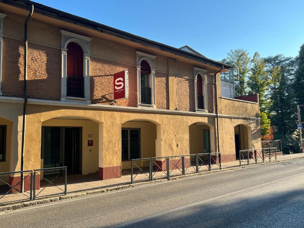 SAGOSTINO HOUSE في SantʼAgostino: مبنى على جانب شارع