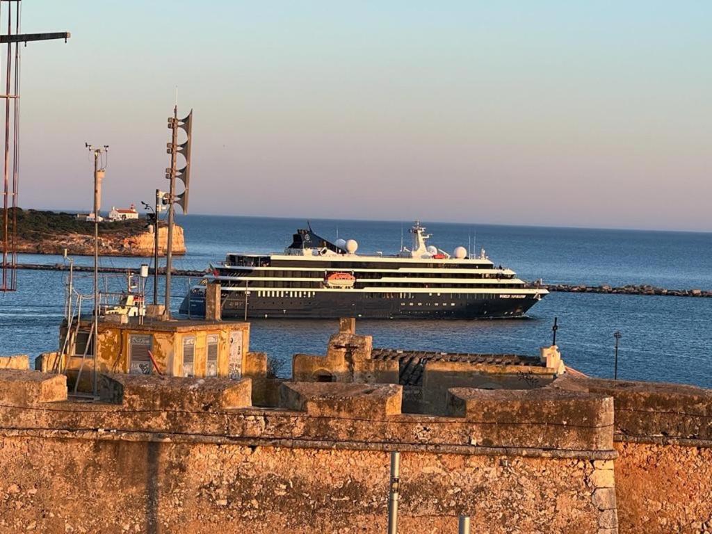 een cruiseschip is aangemeerd in het water bij welkome OCEAN BREEZE in Portimão