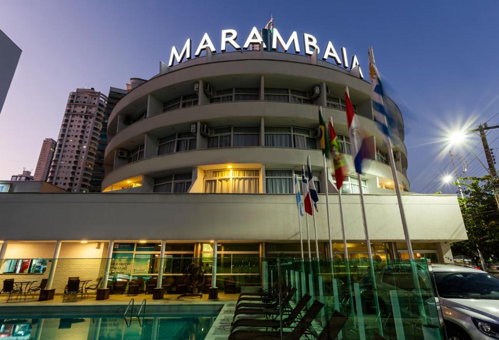 um edifício com um sinal em cima em Marambaia Hotel e Convenções em Balneário Camboriú