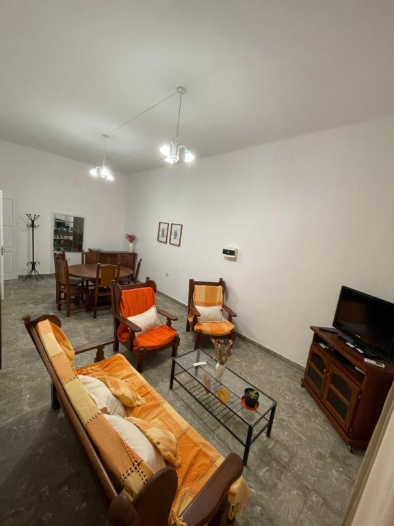 - un salon avec un canapé, des chaises et une table dans l'établissement Casa en Alquiler Margarita, à San Fernando del Valle de Catamarca