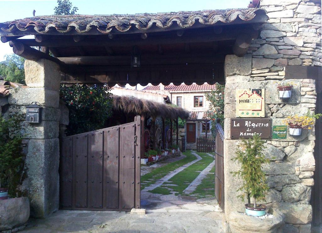 an entrance to a house with a wooden gate at La Alquería de Mámoles in Mámoles