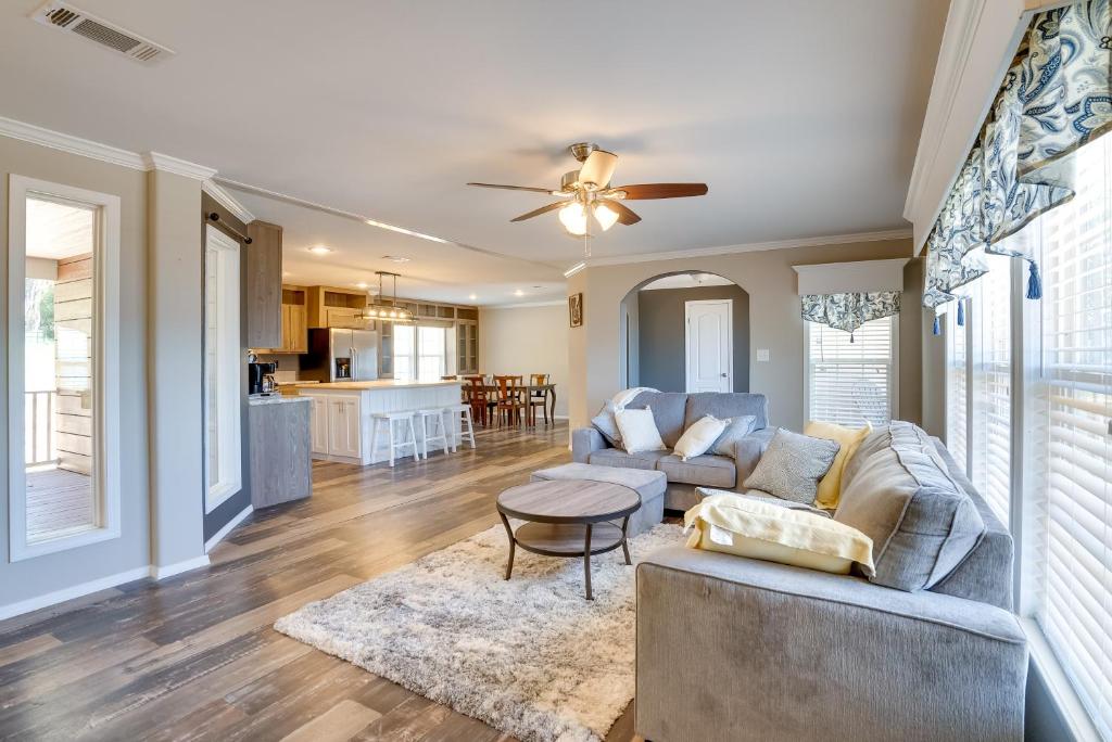 Η κουζίνα ή μικρή κουζίνα στο Fishermans Paradise Lake-View Home in Many!