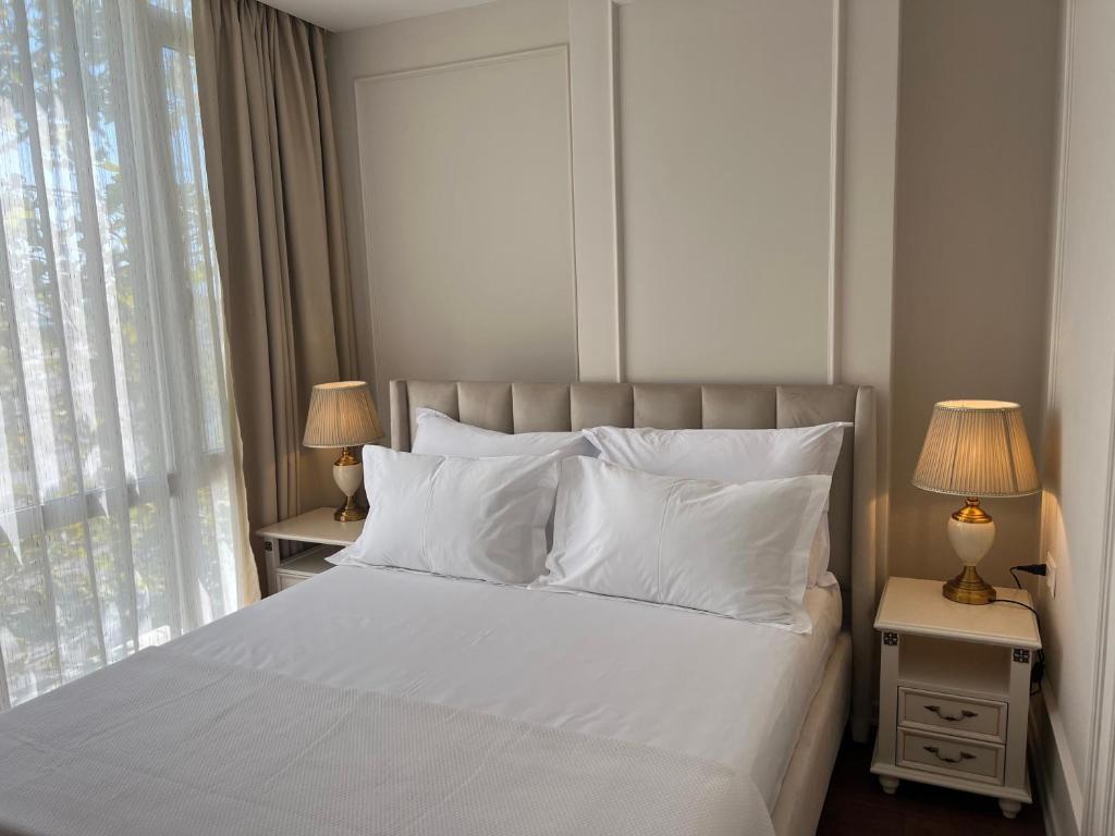 Postel nebo postele na pokoji v ubytování SOL INVICTUS Boutique Hotel Durres Albania